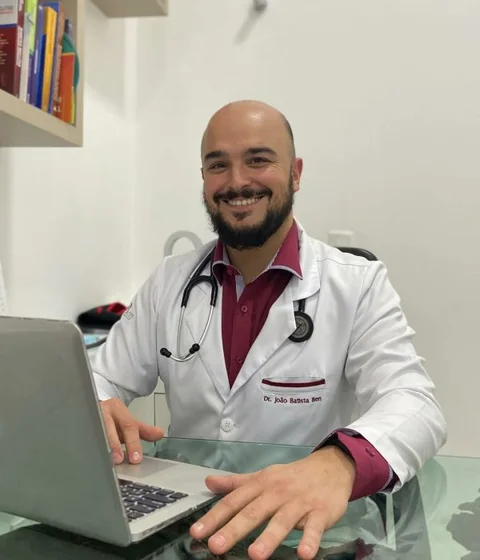 Dr. João Ben em atendimento
